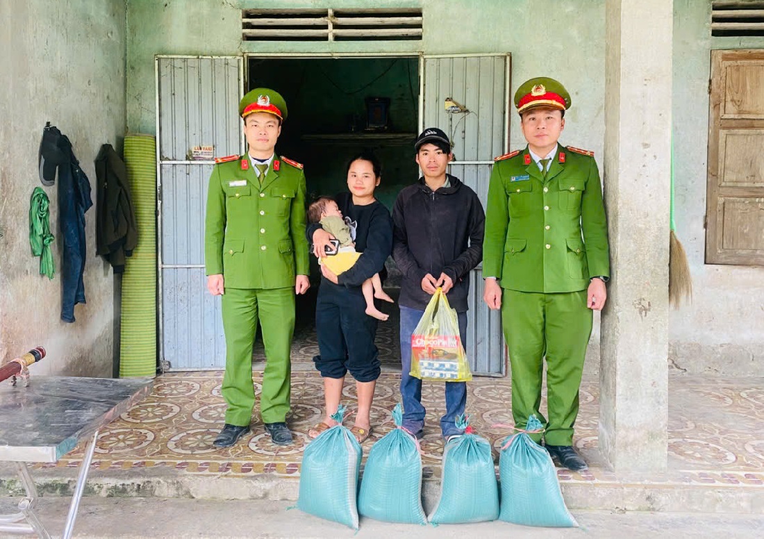 Tặng quà gia đình cháu La Thị Bảo Tuyết