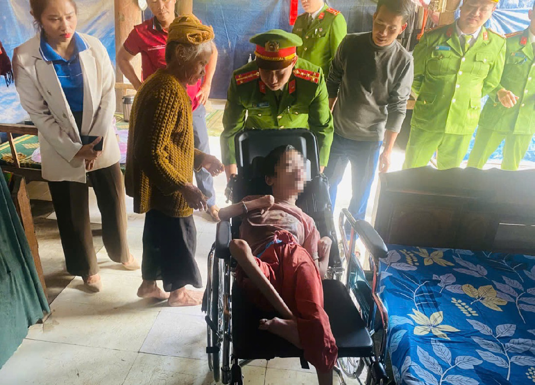 Công an xã trao xe lăn tặng 02 em Lữ Thị Là và Lê Thị Bảo Yến