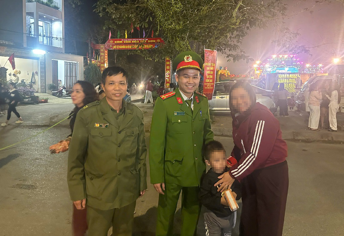 Công an xã Quế Phong bàn giao cháu L.Q.Đ cho gia đình (che mặt 2 mẹ con)