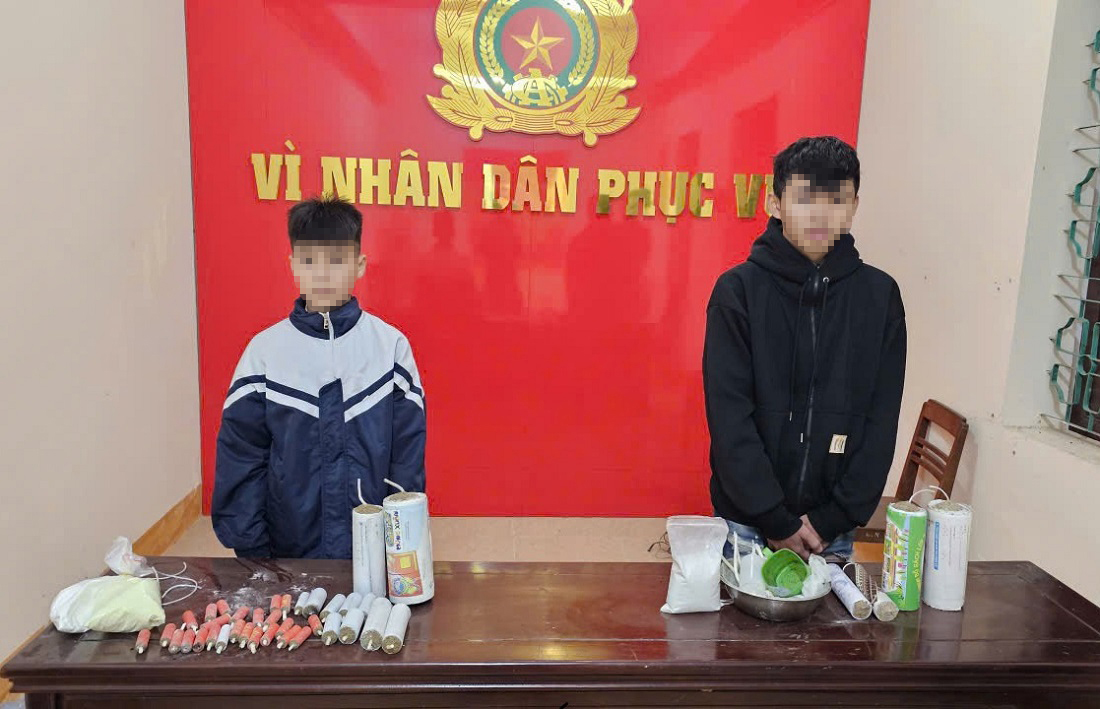 H.T.K. và L.M.K cùng tang vật thu giữ (che mặt)