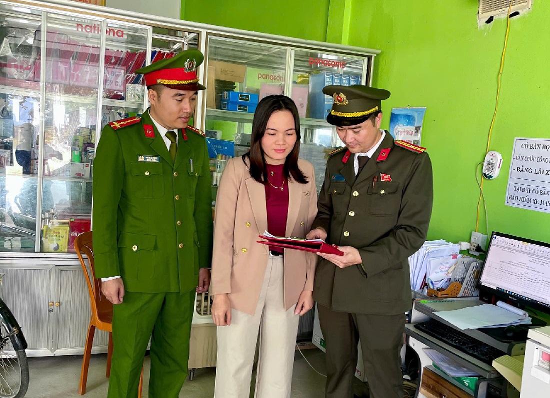 Công an xã Thuần Trung tuyên truyền, vận động ký cam kết đối với cơ sở kinh doanh