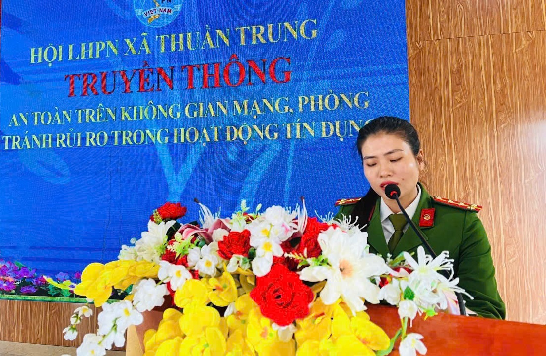 Công an xã phổ biến kiến thức về an toàn trên không gian mạng