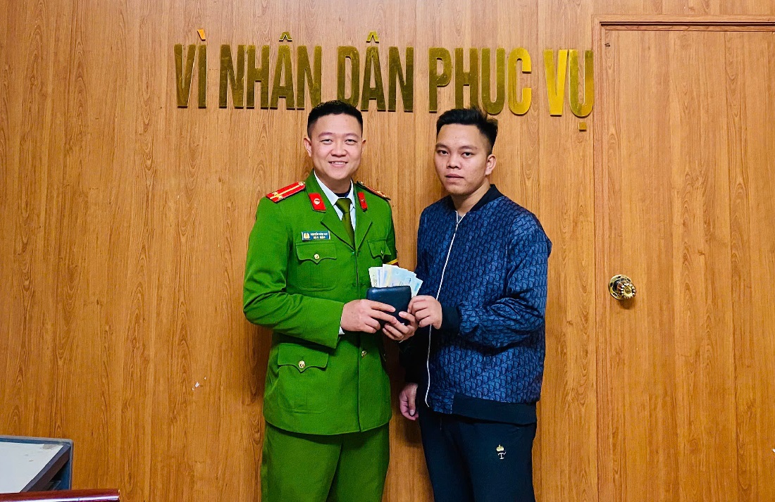 Công an xã Đô Lương trao trả tài sản đến anh Nguyễn Văn Dũng