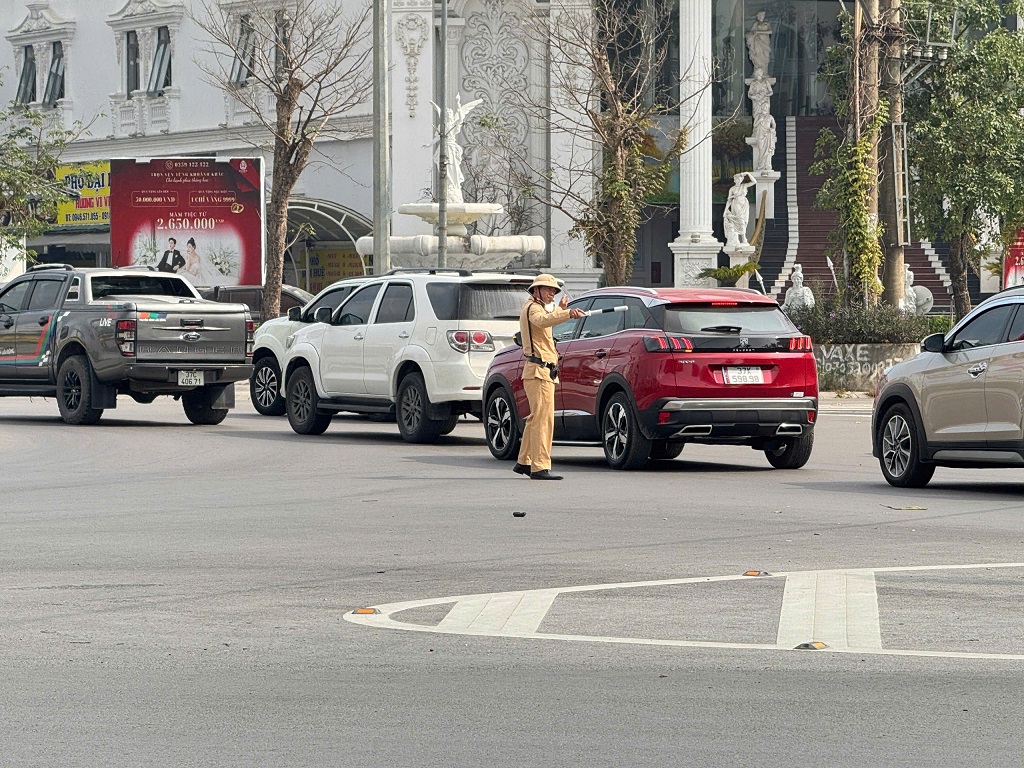 Lực lượng CSGT thực hiện phân luồng bảo đảm TTATGT