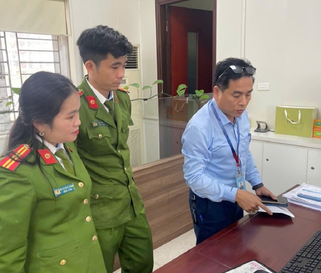 Công an phường Vinh Lộc kiểm tra, hướng dẫn người dân phòng ngừa tội phạm dịp Tết Nguyên đán