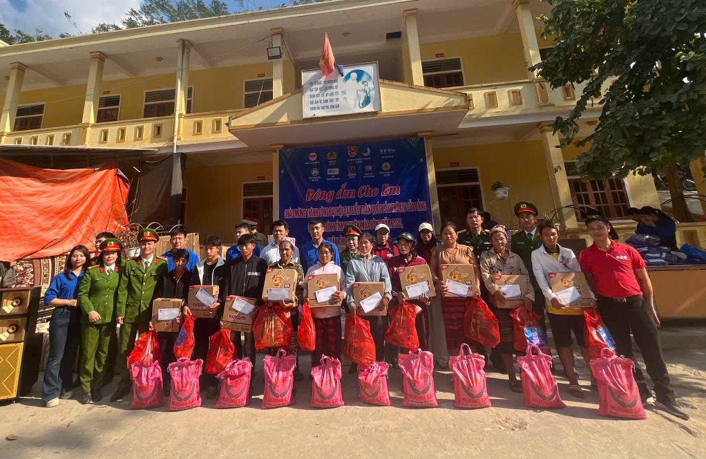 Công an xã Diễn Châu phối hợp tặng quà đến người dân