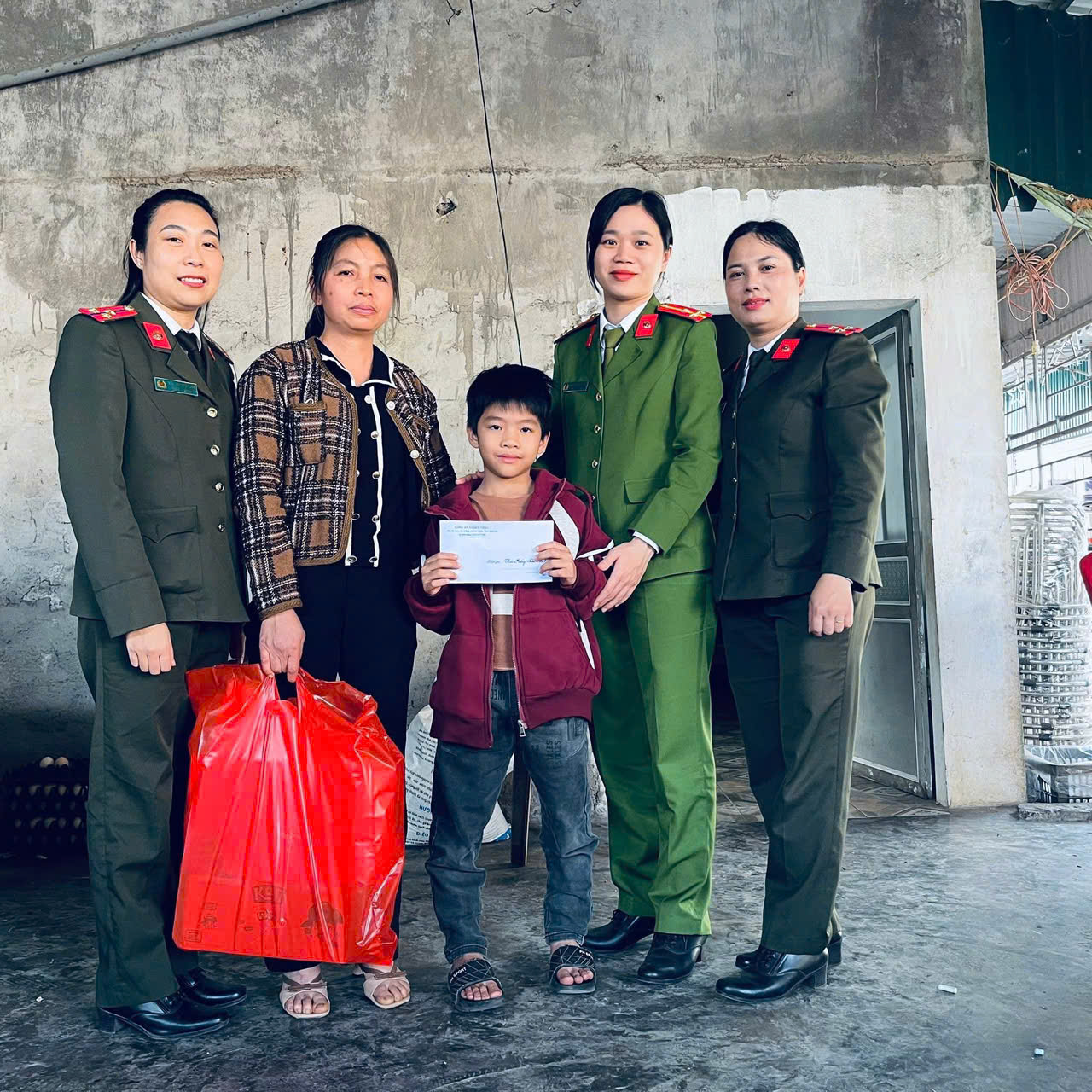 Công an xã Đức Châu tặng quà em Nguyễn Tấn Sang