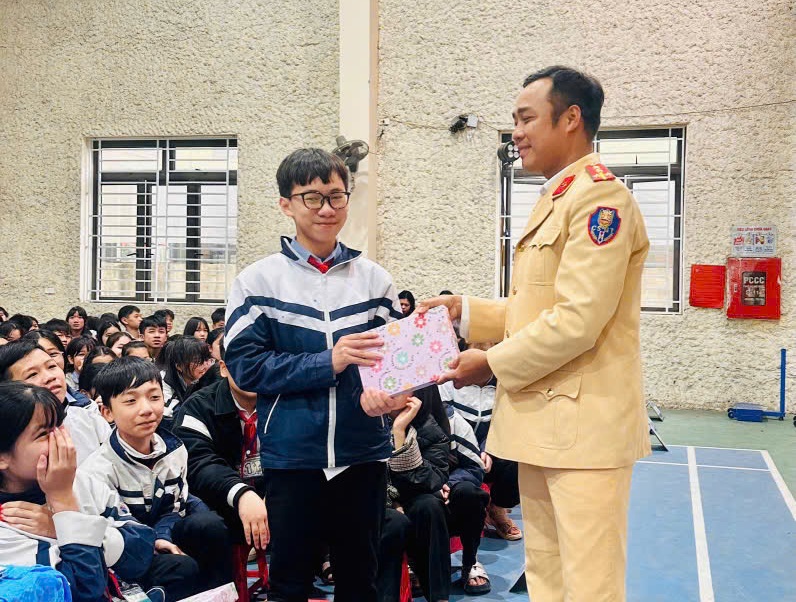 Tặng quà học sinh