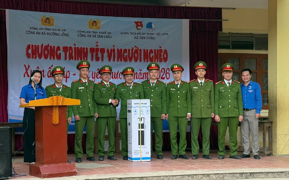 Đoàn trao quà tặng người dân, Công an xã Mường Lống và Trường THCS Dân tộc nội trú xã Mường Lống