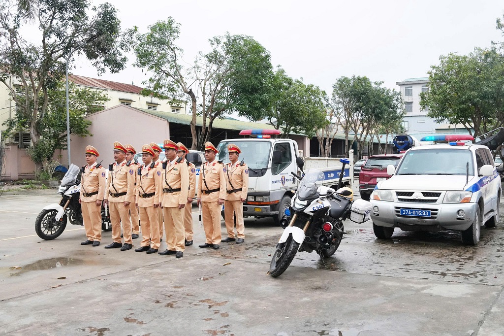Cán bộ, chiến sĩ Đội CSGT đường bộ số 5 – Phòng Cảnh sát giao thông Công an tỉnh Nghệ An ra quân kiểm tra, xử lý vi phạm nồng độ cồn   
