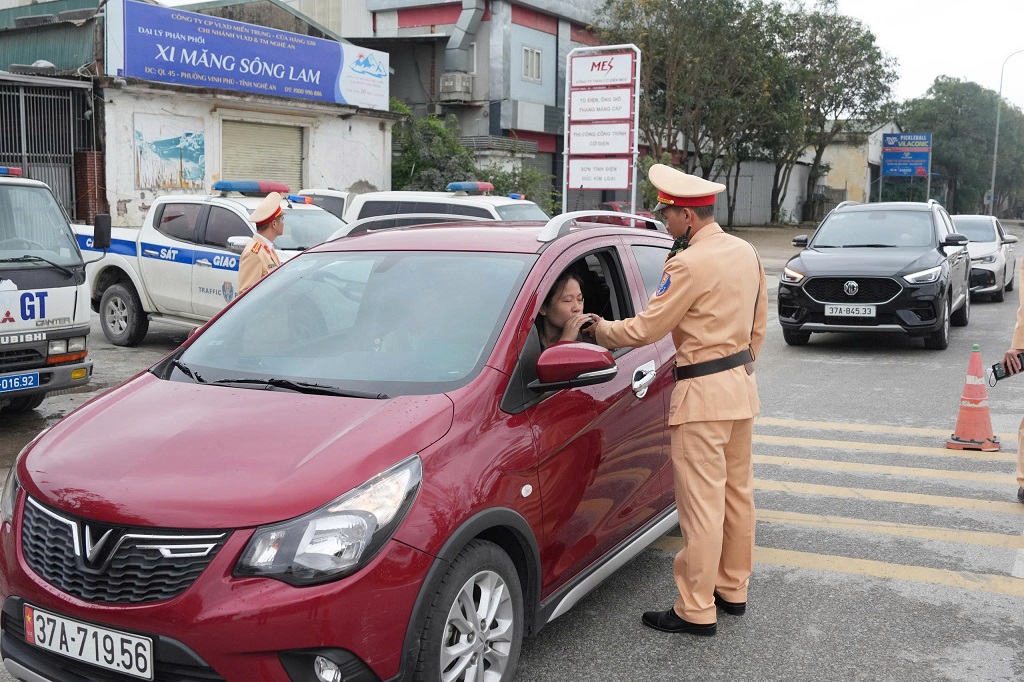 Đội CSGT đường bộ số 5 kiểm tra nồng độ cồn tại địa bàn phường Vinh Phú