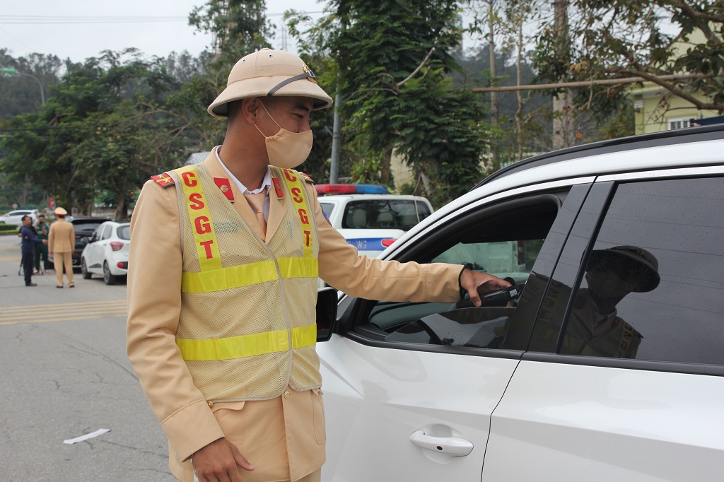 Theo ghi nhận, đa số người dân đều ủng hộ, khi được kiểm tra đều chấp hành nghiêm túc, hợp tác với lực lượng chức năng   