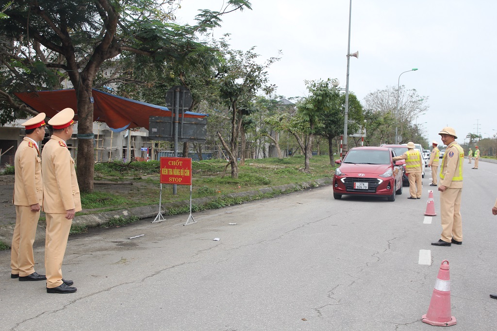 Lãnh đạo Phòng Cảnh sát giao thông Công an tỉnh Nghệ An thăm hỏi, động viên cán bộ, chiến sĩ đang thực hiện nhiệm vụ kiểm soát giao thông, xử lý vi phạm nồng độ cồn trong ngày mùng 01 Tết, đồng thời yêu cầu lực lượng làm nhiệm vụ nêu cao trách nhiệm, chấp hành nghiêm quy trình công tác, góp phần bảo đảm trật tự, an toàn giao thông cho Nhân dân du xuân an toàn
