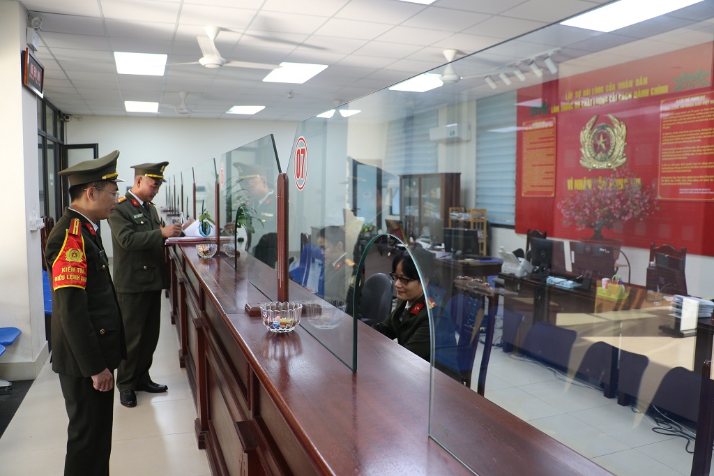 Kiểm tra công tác ứng trực tại bộ phận một cửa Phòng Quản lý xuất nhập cảnh và Phòng Cảnh sát giao thông Công an tỉnh