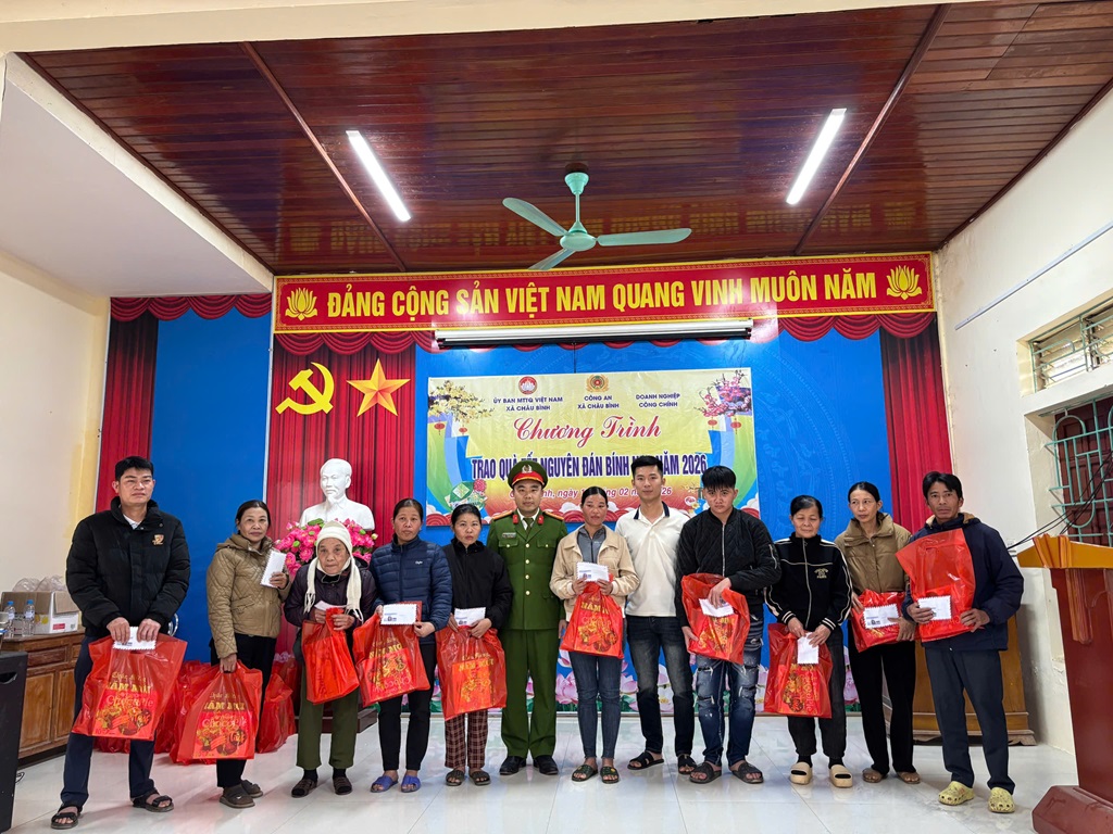 Công an xã Châu Bình trao quà tặng gia đình có hoàn cảnh khó khăn