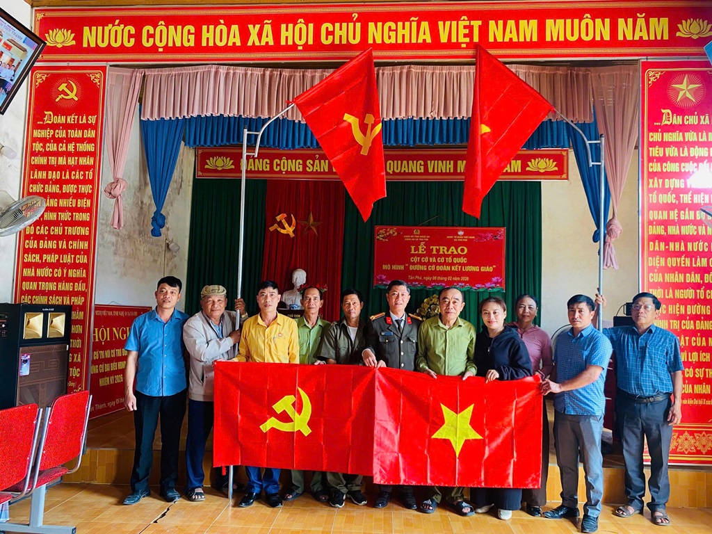 Hoạt động có ý nghĩa thiết thực, không chỉ tạo diện mạo mới cho tuyến đường nông thôn mà còn củng cố mối quan hệ đoàn kết toàn dân