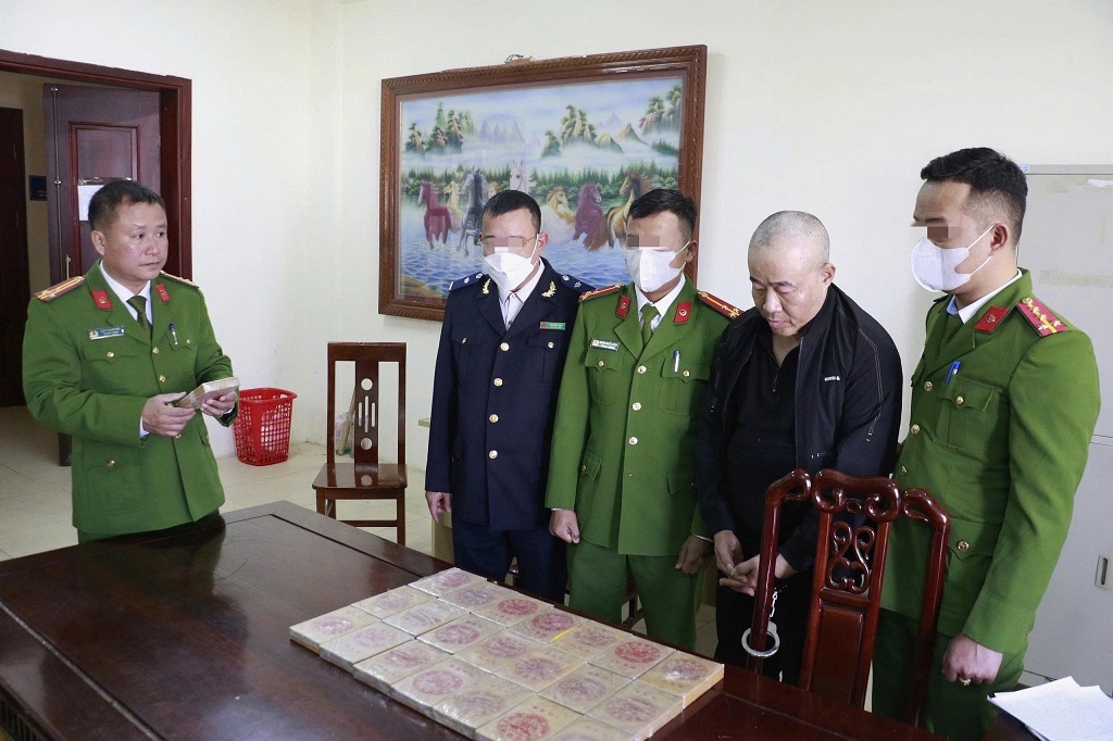 Đối tượng Đào Minh Hoàng là mắt xích quan trọng trong đường dây mua bán trái phép chất ma túy lớn từ Lào về Nghệ An rồi đưa đi các tỉnh phía bắc tiêu thụ. 