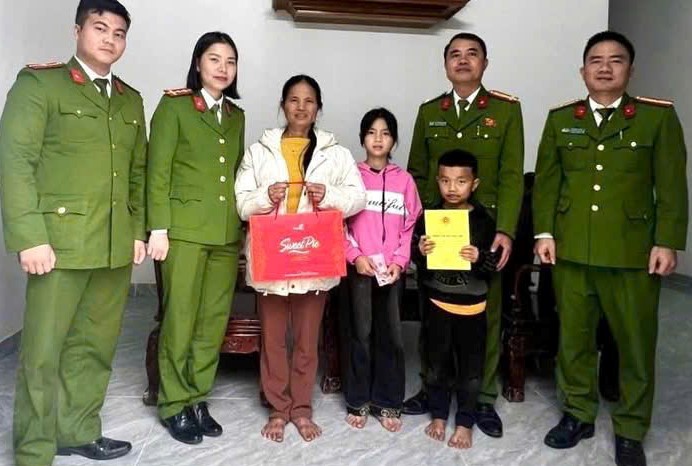 Công an xã Vạn An trao quà tặng học sinh có hoàn cảnh khó khăn