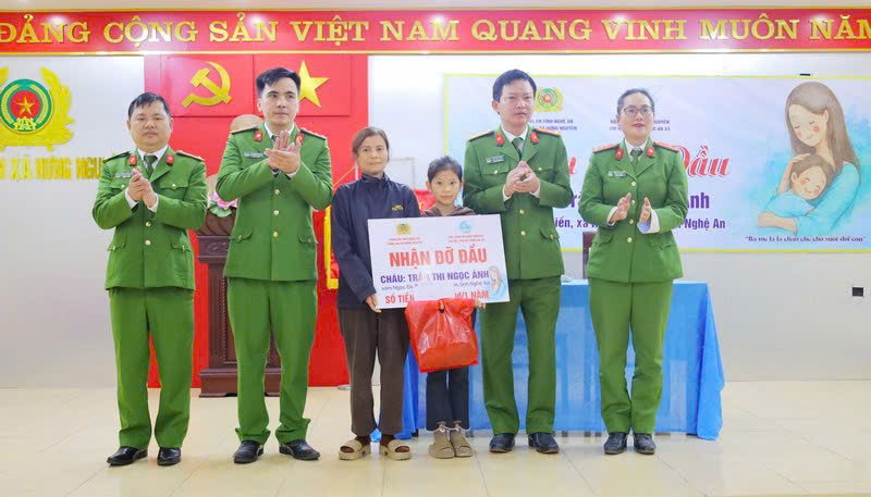 Công an xã Hưng Nguyên nhận đỡ đầu em Trần Thị Ngọc Ánh