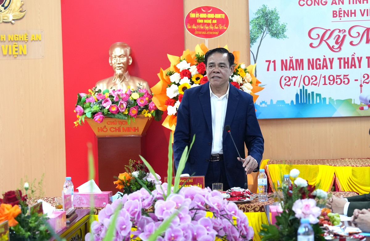 Chủ tịch UBND tỉnh Võ Trọng Hải gửi lời chúc tập thể Bệnh viện Công an tỉnh Nghệ An sức khỏe, đoàn kết, tiếp tục thực hiện tốt nhiệm vụ chăm sóc sức khỏe cho cán bộ, chiến sĩ và nhân dân