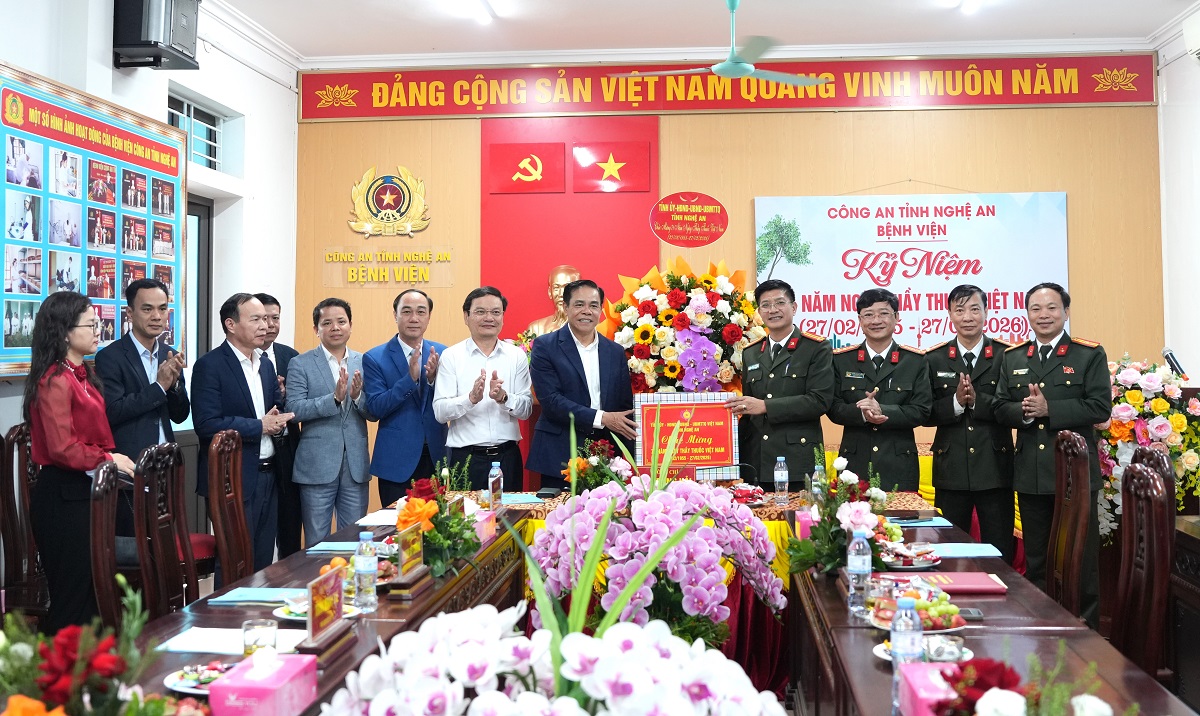 Chủ tịch UBND tỉnh Võ Trọng Hải và đoàn công tác tặng hoa, quà chúc mừng Bệnh viện Công an tỉnh Nghệ An