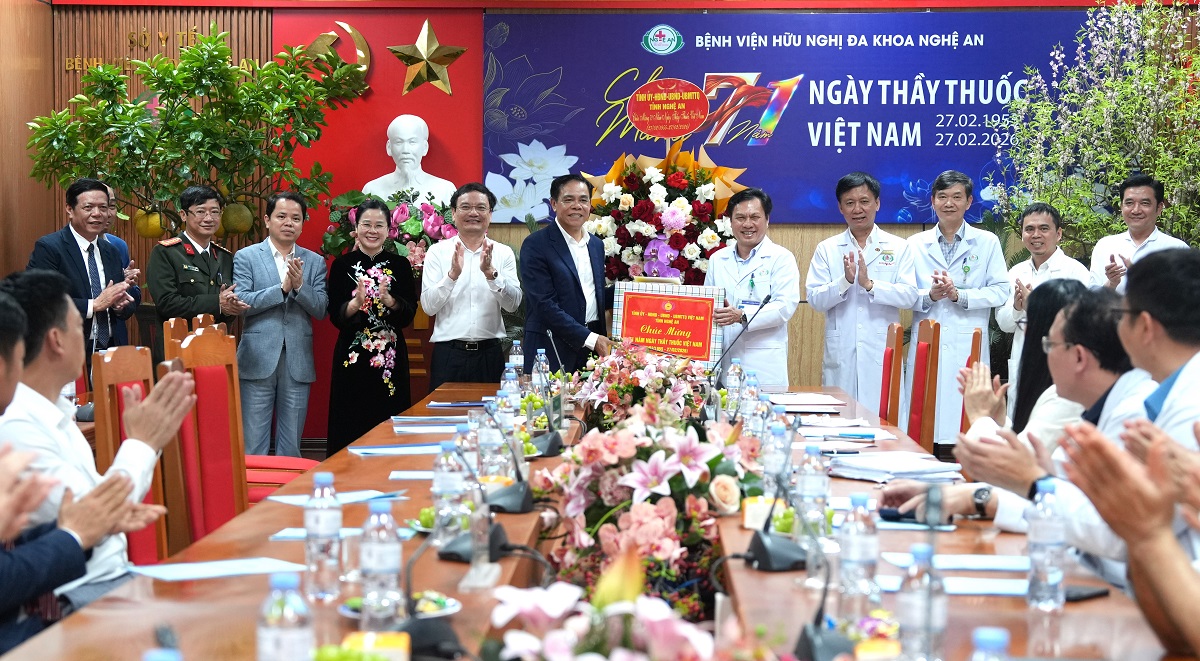 Chủ tịch UBND tỉnh Võ Trọng Hải và đoàn công tác chúc mừng đội ngũ y, bác sĩ Bệnh viện Mắt Sài Gòn - Vinh.