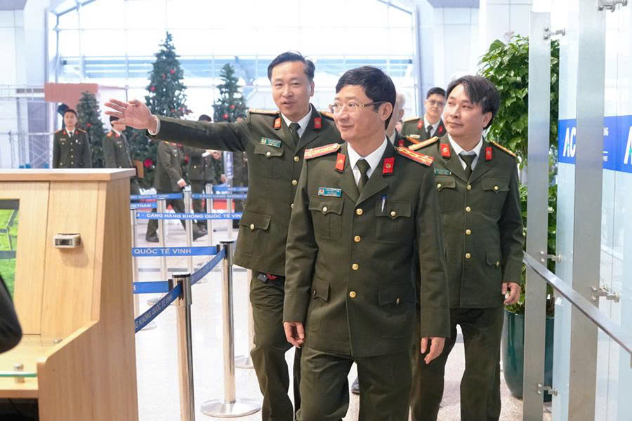 Đồng chí Đại tá Trần Ngọc Tuấn, Phó Giám đốc Công an tỉnh kiểm tra Cảng hàng không Quốc tế Vinh