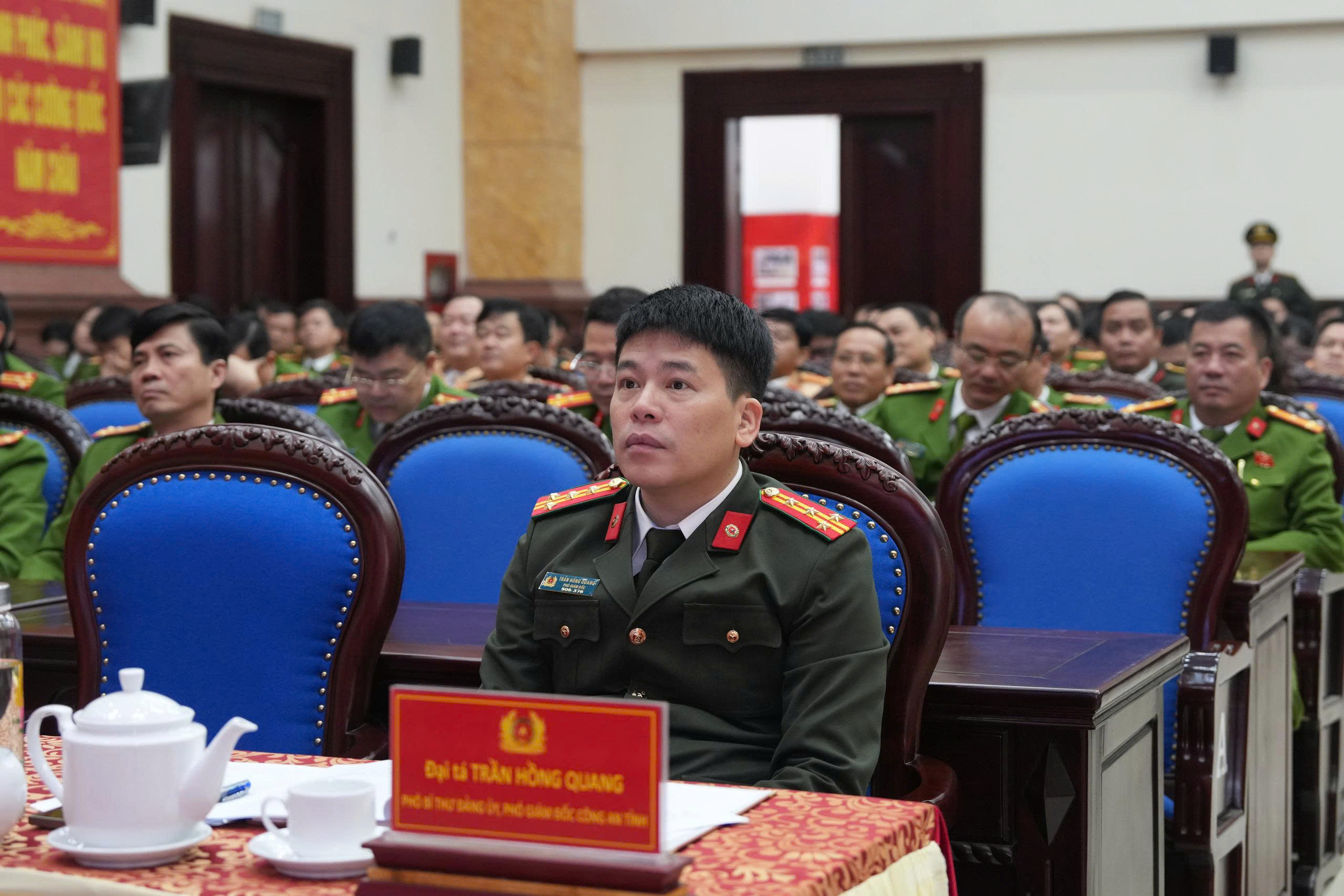 Đồng chí Đại tá Trần Hồng Quang, Phó Giám đốc Công an tỉnh chủ trì cùng lãnh đạo các phòng và đảng viên, cán bộ, chiến sỹ theo dõi truyền hình trực tiếp Hội nghị