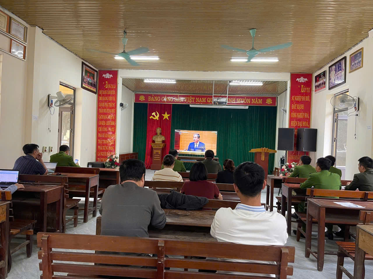 Công an xã Yên Na tổ chức cho đảng viên, cán bộ, chiến sỹ theo dõi truyền hình trực tiếp Hội nghị