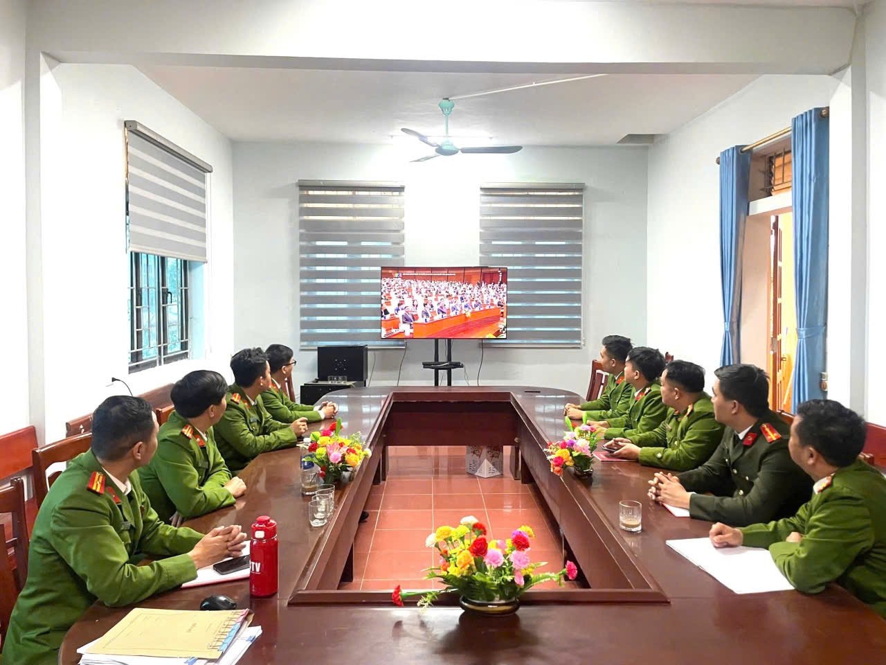 Đảng viên, cán bộ, chiến sỹ Công an xã Bạch Ngọc theo dõi truyền hình trực tiếp Hội nghị