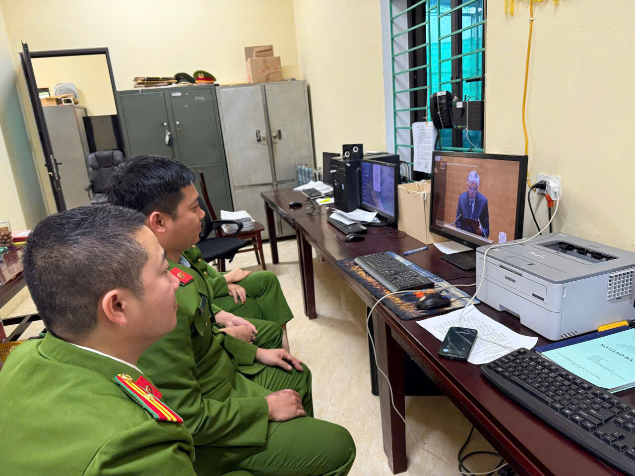 Cán bộ, chiến sỹ Công an xã Cam Phục theo dõi truyền hình trực tiếp Hội nghị qua máy tính kết nối internet