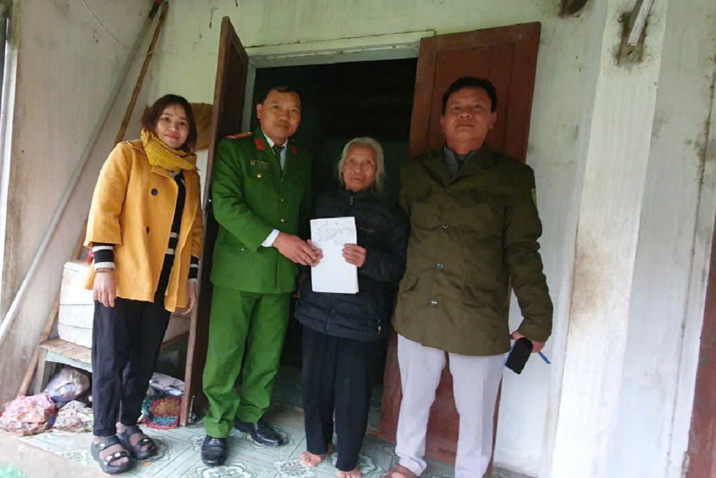 Công an xã đưa bà Hồ Thị Hoa về với gia đình