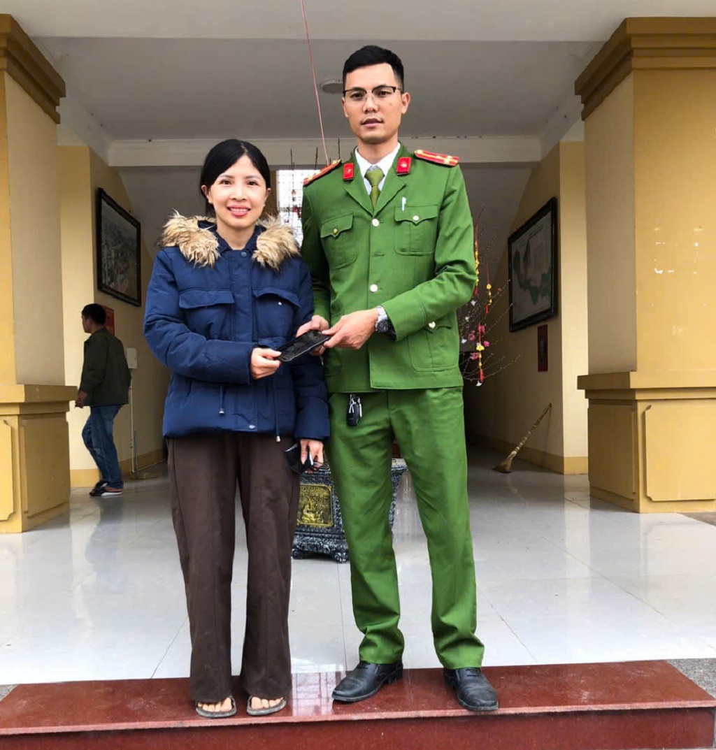 Công an xã tiến hành trao trả tài sản cho người dân
