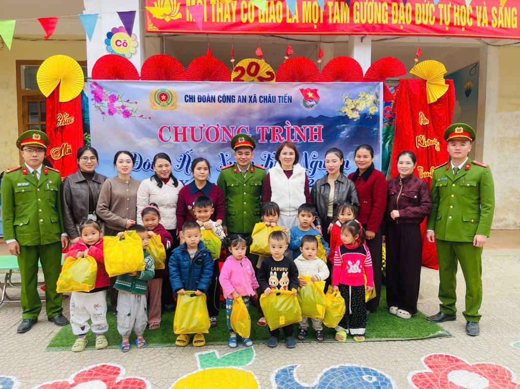 Công an xã Châu Tiến trao quà tặng học sinh có hoàn cảnh khó khăn