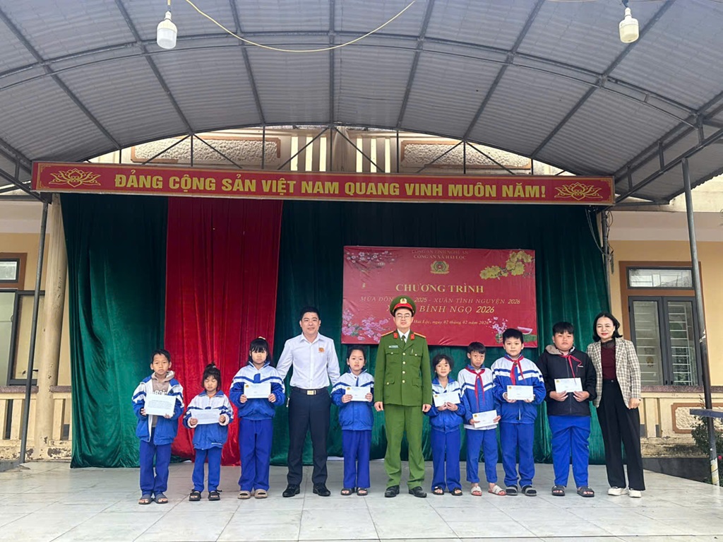 Công an xã Hải Lộc trao quà tặng học sinh nghèo vượt khó