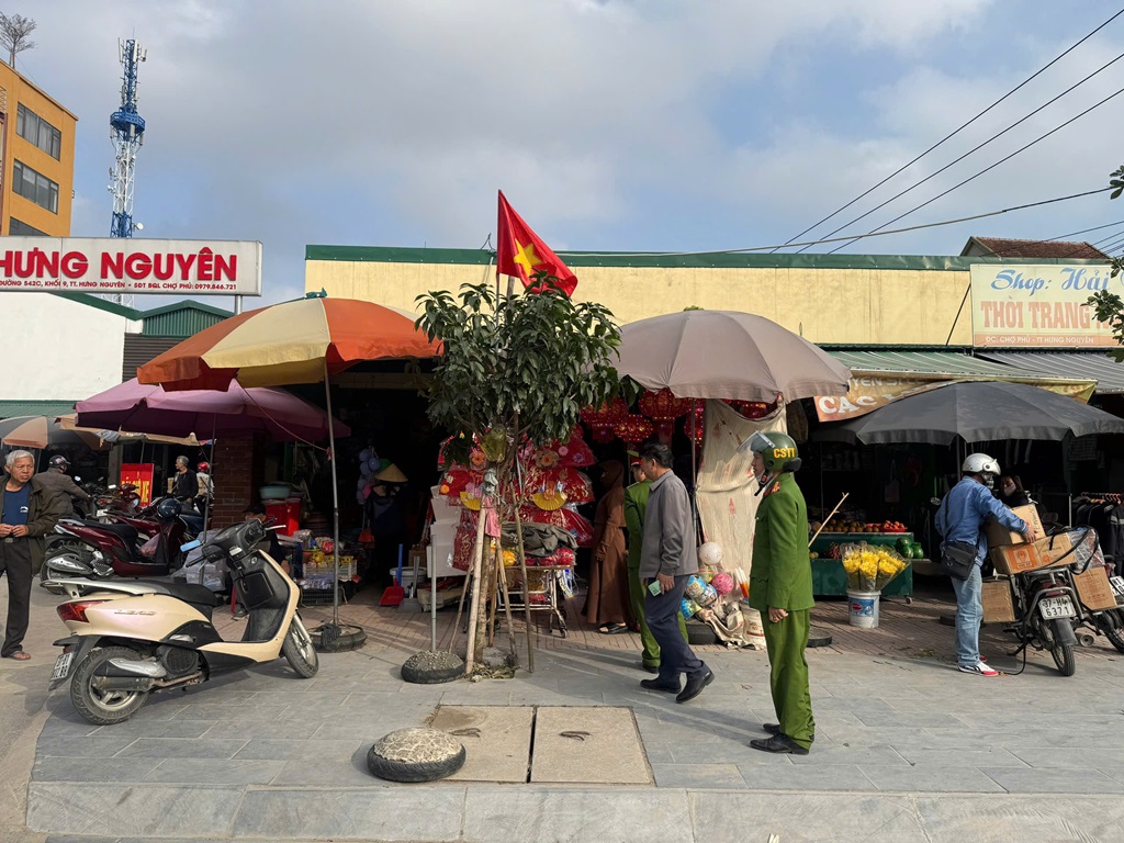 Công an xã Hưng Nguyên ra quân giải tỏa hành lang ATGT