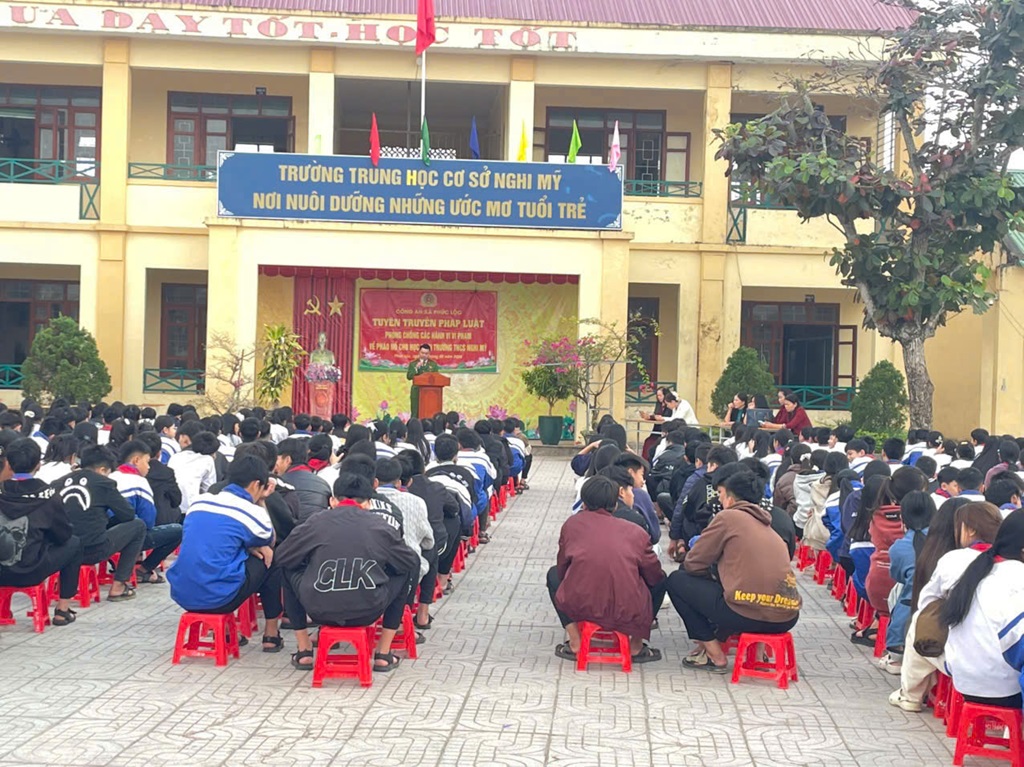 Công an xã Phúc Lộc tuyên truyền phòng, chống pháo nổ tại trường học 