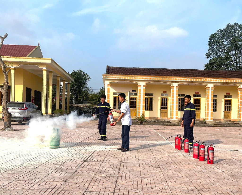 Học viên được hướng dẫn thực hành sử dụng bình chữa cháy