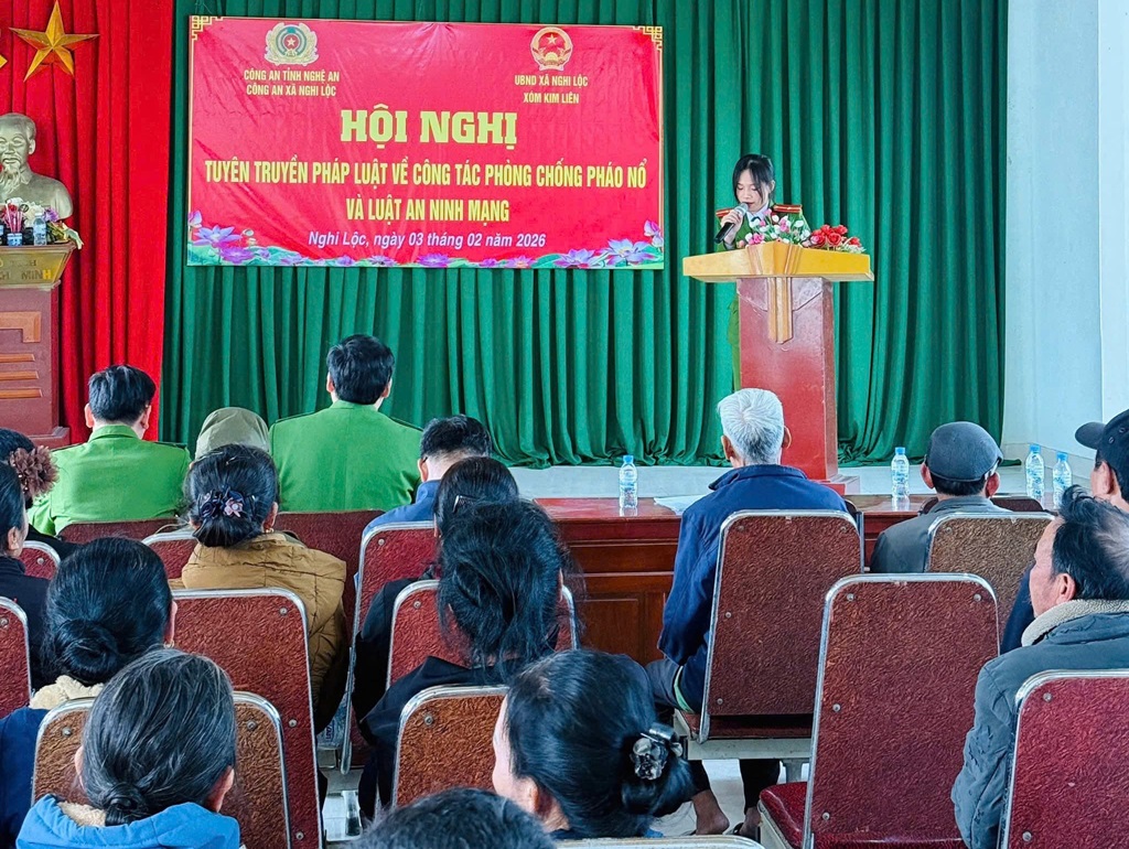 Công an xã Nghi Lộc tuyên truyền pháp luật về phòng chống pháo nổ và Luật An ninh mạng tới người dân xóm Kim Liên