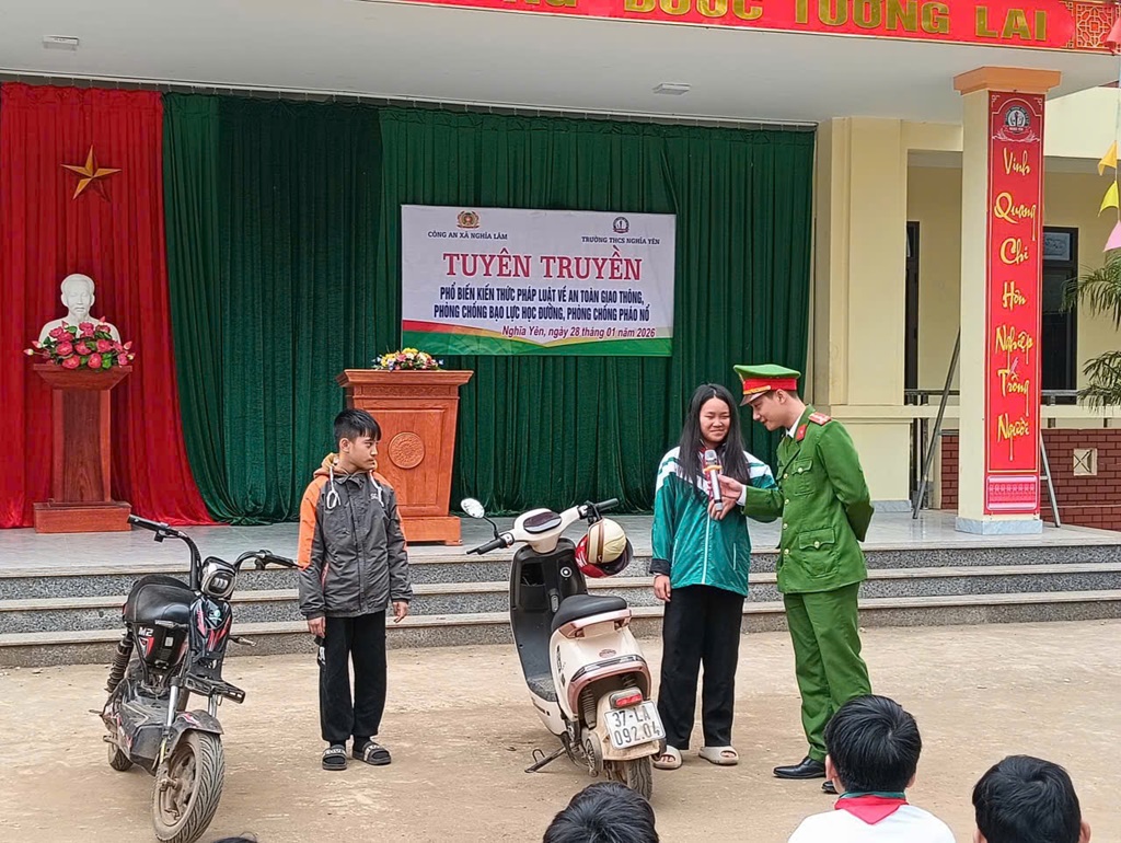 Công an xã Nghĩa Lâm tuyên truyền, phổ biến pháp luật về trật tự an toàn giao thông