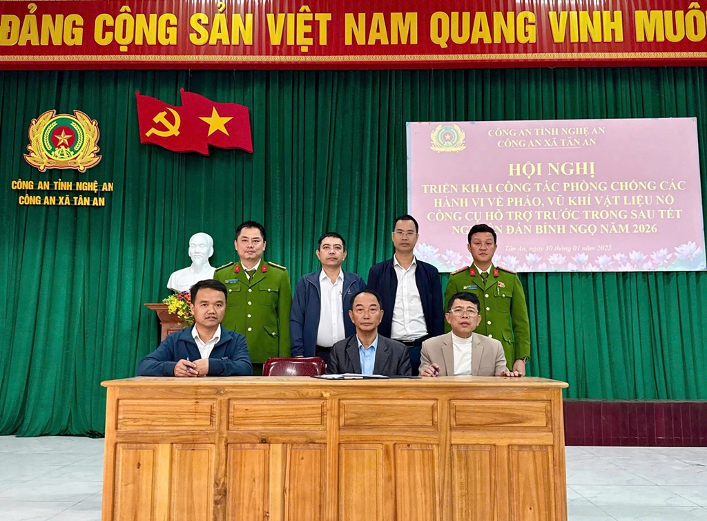 Công an xã Tân An tổ chức ký cam kết chấp hành nghiêm quy định pháp luật liên quan đến pháo, vũ khí, vật liệu nổ, công cụ hỗ trợ