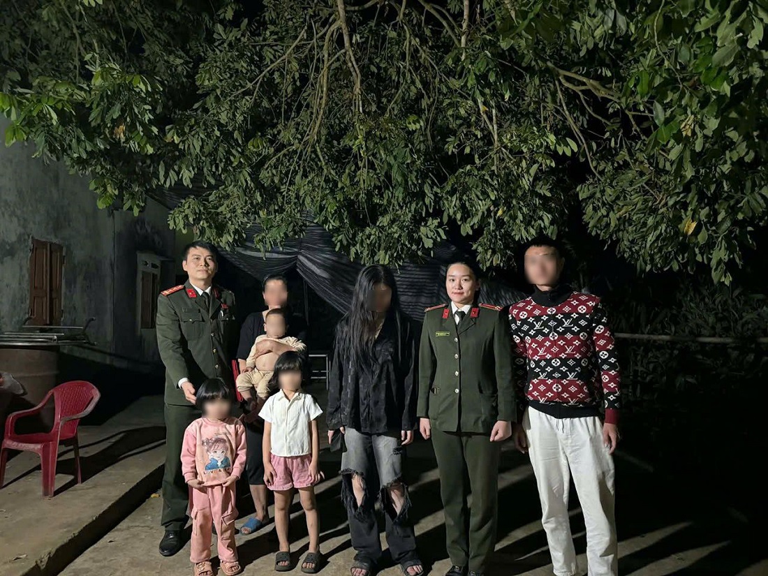 Công an xã Đô Lương đưa em N.T.M. về bàn giao cho gia đình