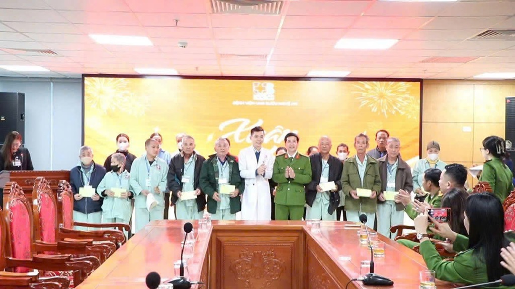 Công an xã Đông Lộc trao 35 suất quà tặng bệnh nhân có hoàn cảnh khó khăn