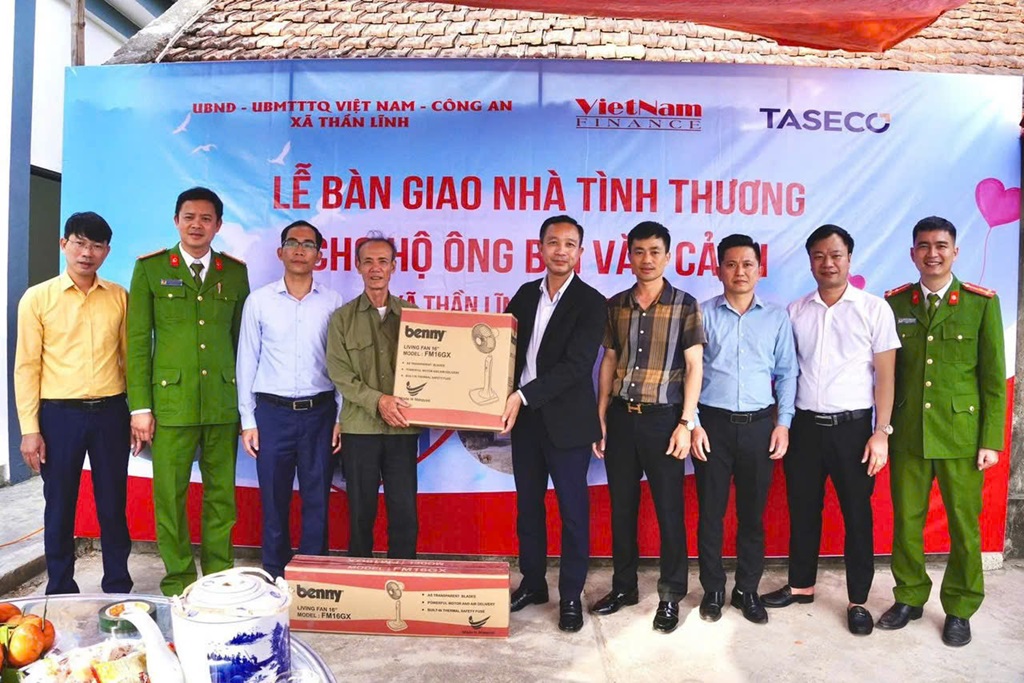 Tại lễ bàn giao nhà, Công an xã Thần Lĩnh, cấp ủy, chính quyền xã và nhà hảo tâm tặng quà là vật dụng phục vụ cuộc sống sinh hoạt tới gia đình ông Cảnh