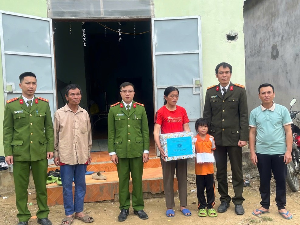 Công an xã Châu Tiến thăm hỏi, động viên và trao quà tặng cháu Sầm Út Nữ