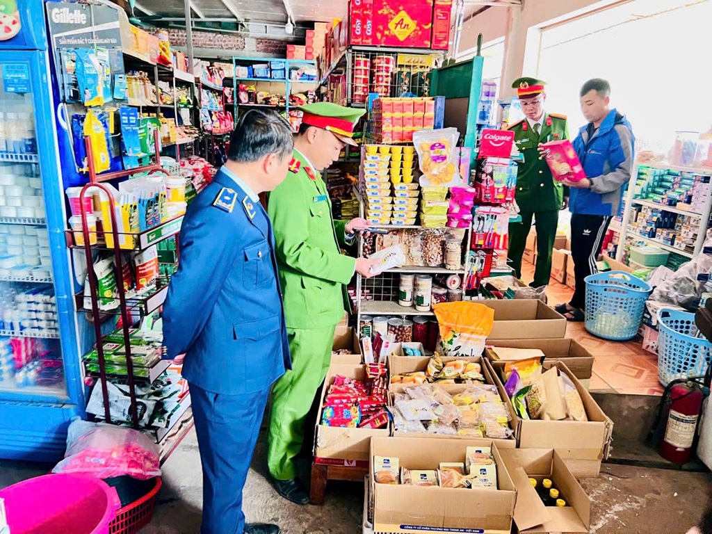 Công an xã Nghĩa Đàn phối hợp Đội Quản lý thị trường số 6 tổ chức kiểm tra hoạt động kinh doanh thực phẩm