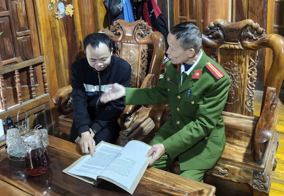 Công an xã Mường Quàng tuyên truyền đến người có uy tín