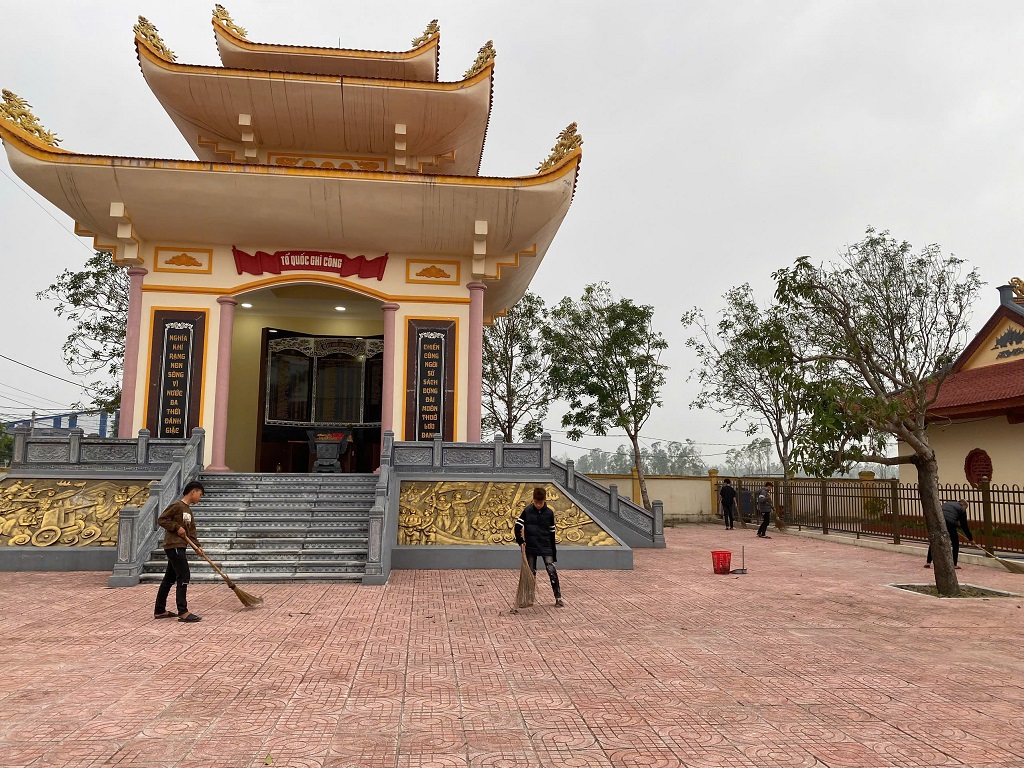 05 trường hợp vi phạm pháp luật trên được Công an phường yêu cầu tham gia lao động công ích, quét dọn khu vực Đài tưởng niệm Liệt sĩ