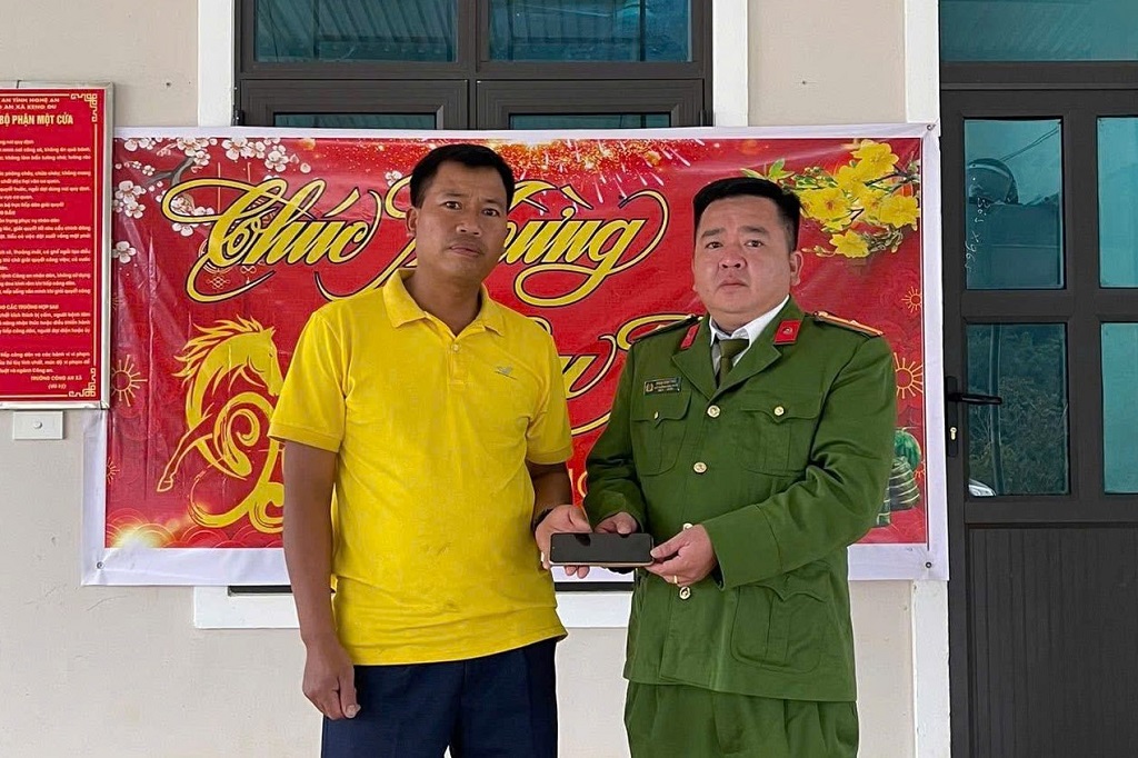 Công an xã Keng Đu trao chiếc điện thoại cho anh Xi