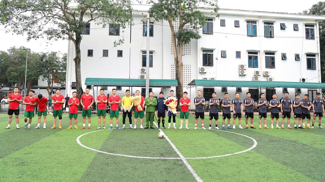 Đồng chí Đại tá Trần Hồng Quang, Phó Giám đốc Công an tỉnh và đồng chí Thượng tá Thái Văn Thủy, Phó Giám thị Trại giam số 6 tặng hoa chúc mừng 02 đội bóng